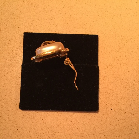 CHANEL Vintage Clip-On Earrings - Picture 7 of 14